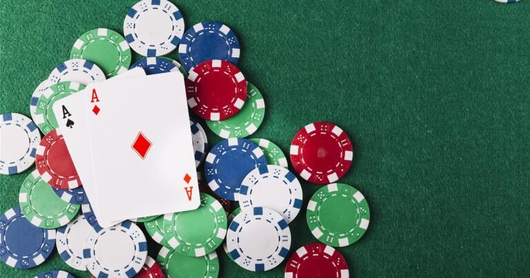 ICM Poker, Pokerchip auf einem Spieltisch mit 2 Karten