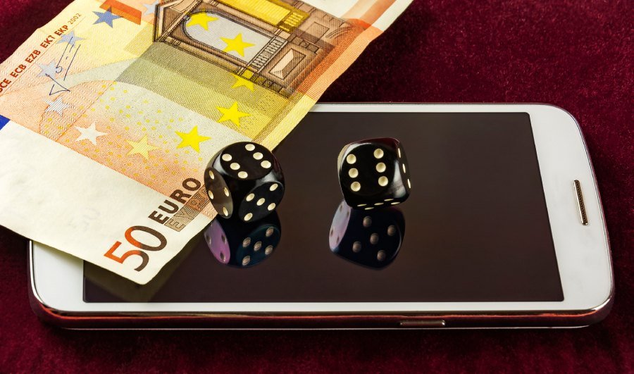 Smartphone Würfel Poker Teil fünfzig Euro Banknoten